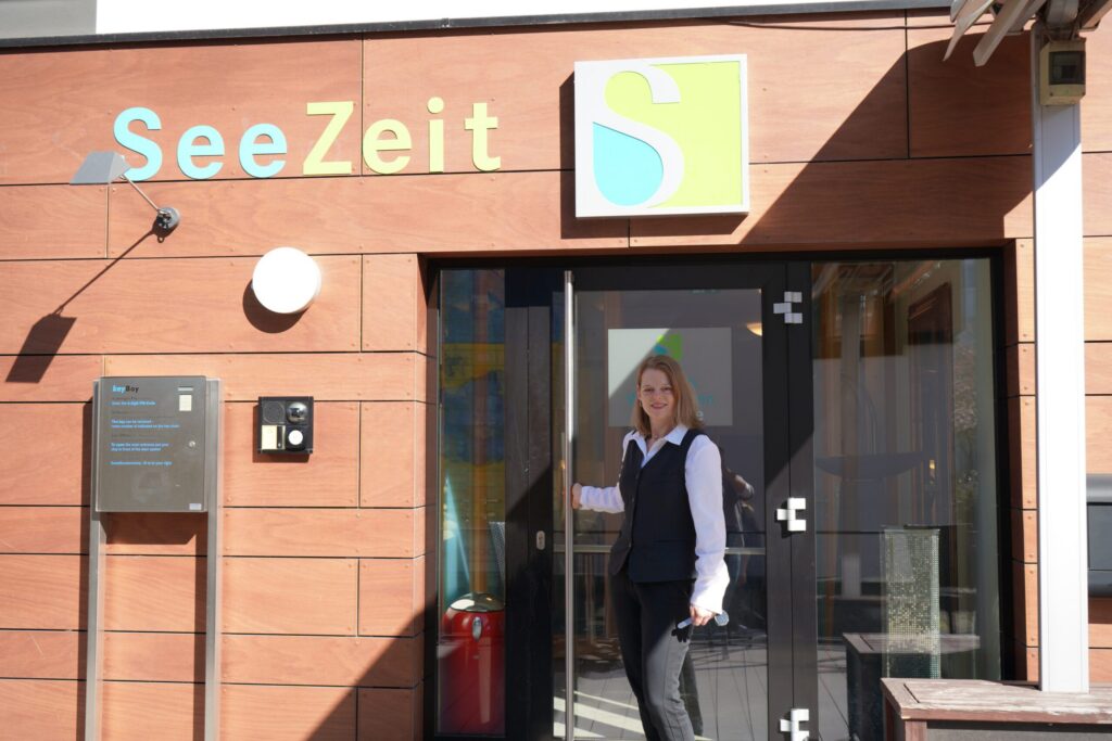 Mitarbeiterin vor dem Eingang des Hotels SeeZeit am Aasee in Münster